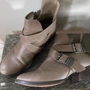 Ladies Breckelles double strap rounded toe booties boots brown size 9 dessert